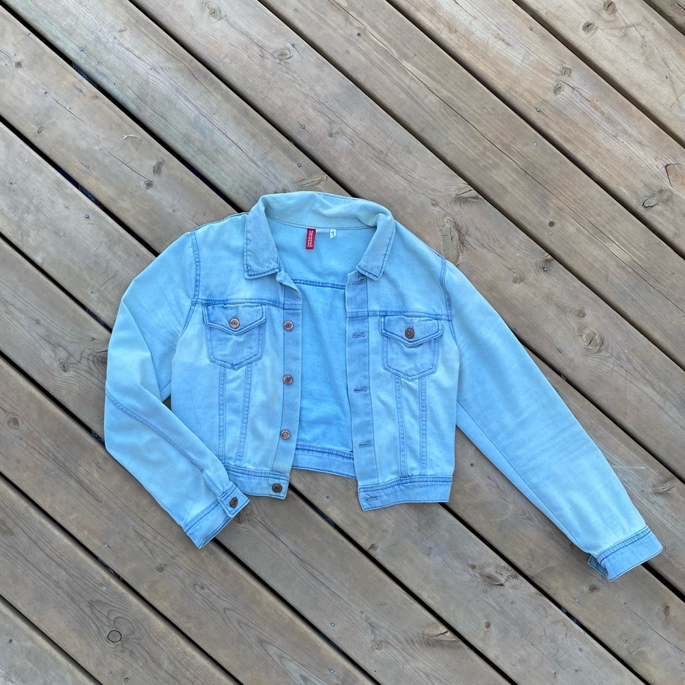 H&M Divided Cropped Lightweight Jean Jacket